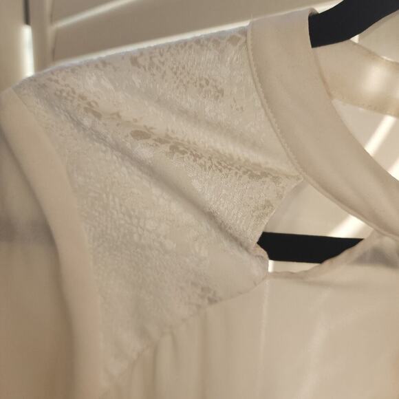 530 CUT FROM THE CLOTH CREAM BLOUSE MED WN - Picture 2 of 2